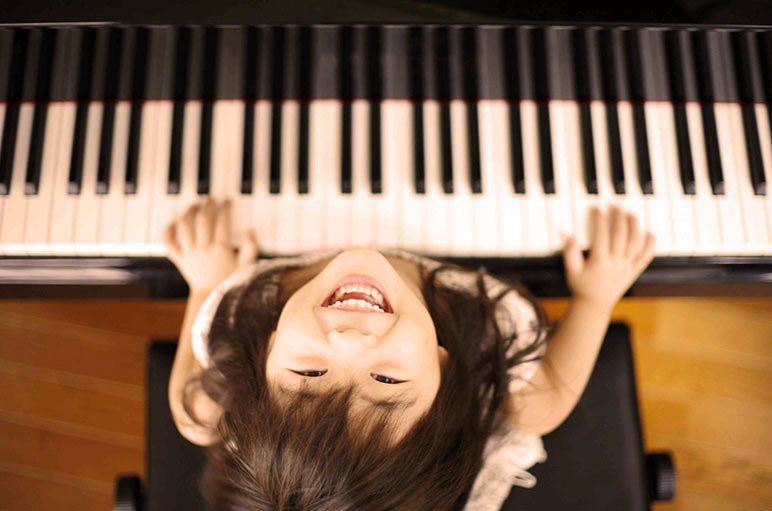 Por que incentivar crianças a fazerem aulas de piano?