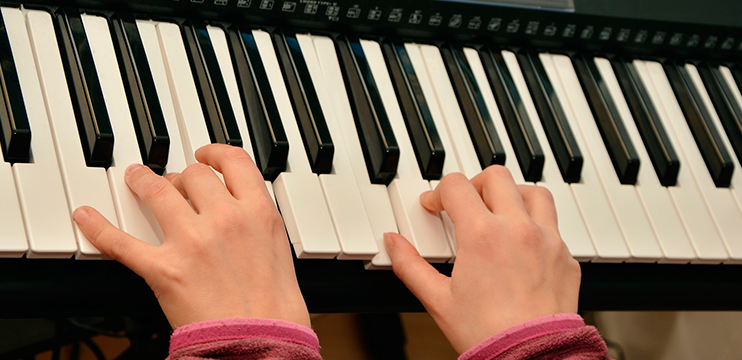 Posição dos dedos no teclado musical.